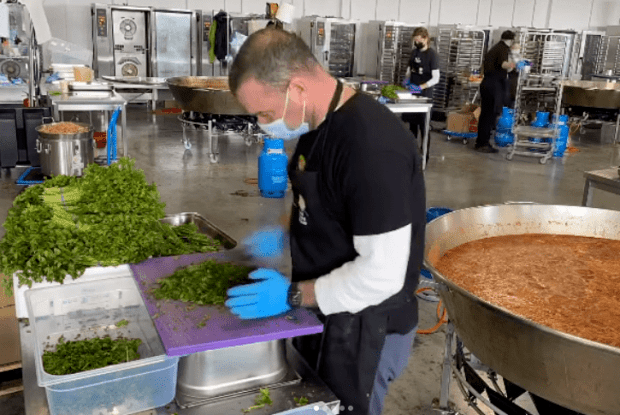 Відомий голлівудський актор показав, як варить борщ для українських переселенців (Фото, відео)