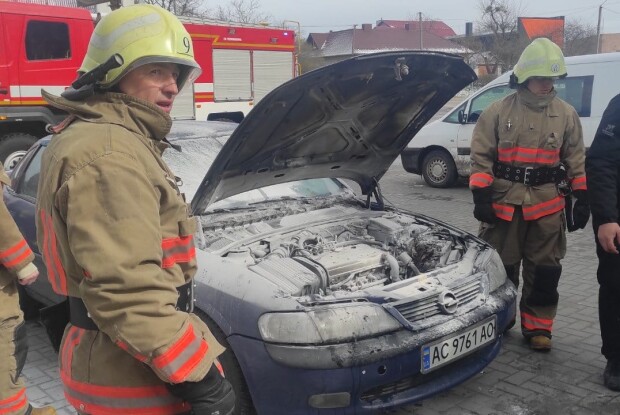 У Горохові біля мінімаркету горів автомобіль (Фото)