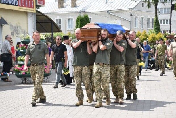 У Луцьку попрощалися із Героєм, який помер від тяжких поранень (Фото)