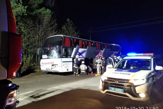 Тіло загиблого скутериста з-під автобуса діставали рятувальники