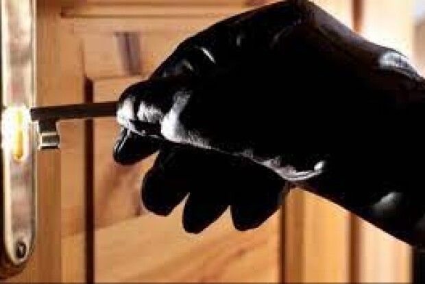 Винесли гроші і золото: у Горохові обчистили два будинки