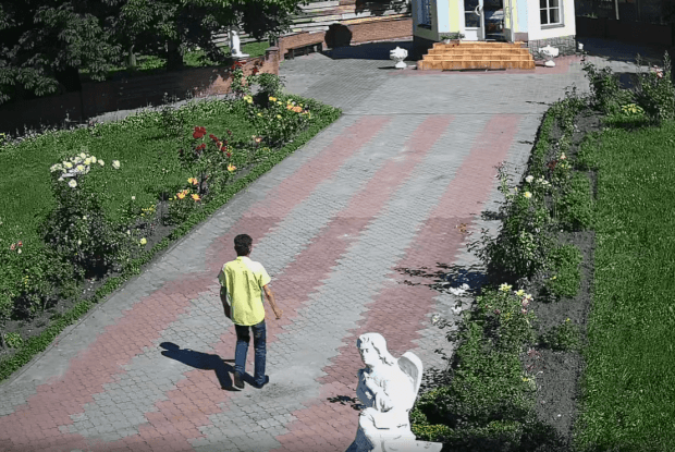 Злодій помолився в капличці і забрав усі пожертви (Відео)