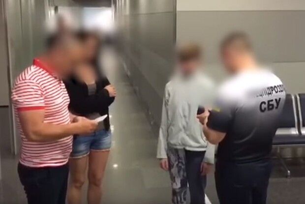 Правоохоронці затримали в аеропорту двох українок, яких відправляли до Чехії (Відео)