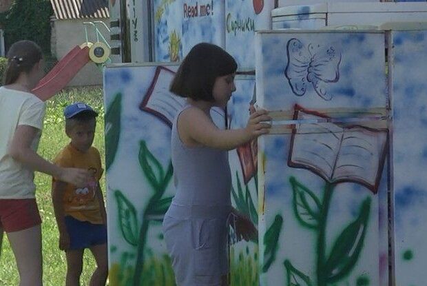 На Волині діє унікальна бібліотека: замість книжкових полиць – холодильники