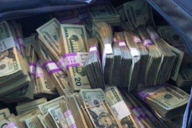 У Львові хтось забув на вулиці сумку з тисячами доларів…