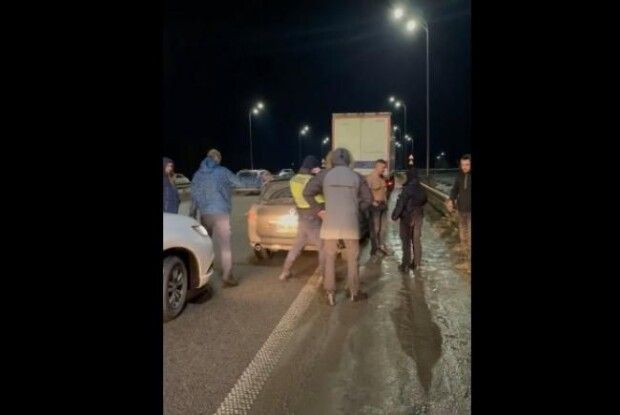 На Рівненщині напівголий водій створював аварійні ситуації (Відео)