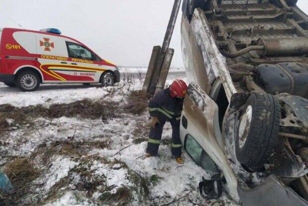 На Волині через слизьку дорогу мікроавтобус злетів у кювет та перекинувся (Фото)