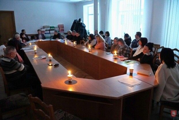 Засідання при свічках: у місті на Волині визначили переможців премії «Успішний педагог»
