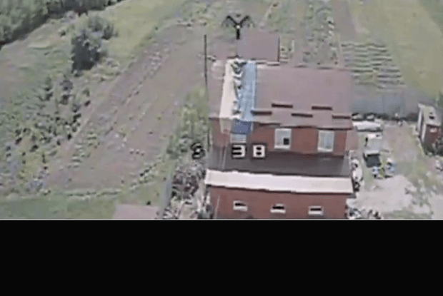 У Бєлгородській області росії місцеві самостійно вивісили на своєму будинку величезний прапор України