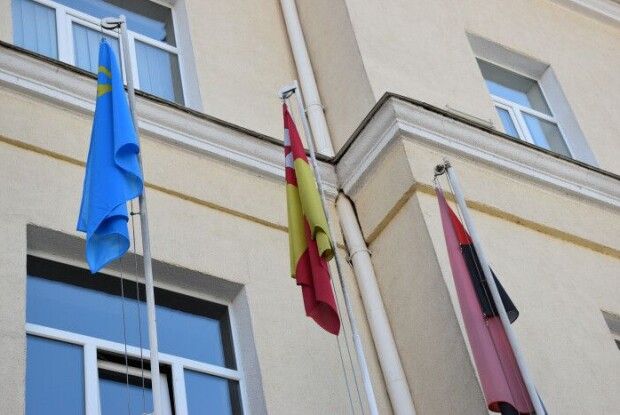 Над Луцькою міською радою замайорів кримськотатарський прапор