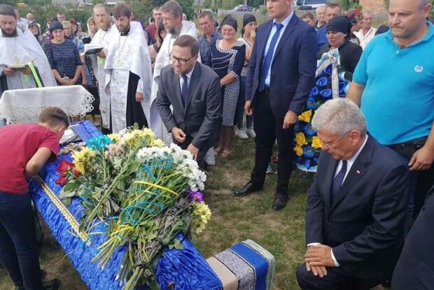І навіть польський маршалек став на коліно перед українським Героєм