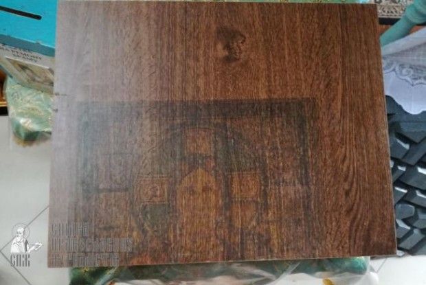 На полиці дерев’яної шафи виявили зображення ікони