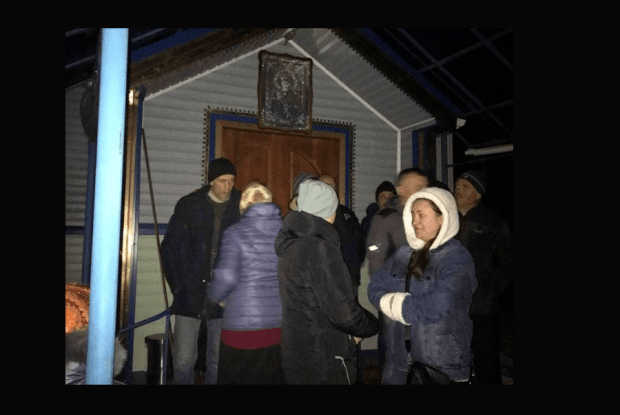 На Рівненщині протистояння і штовханина за церкву поблизу цілющого джерела