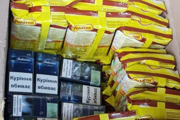 В коробках з вермішеллю Мівіна іноземець заховав 100 пачок сигарет, вартістю понад 3 тисячі гривень