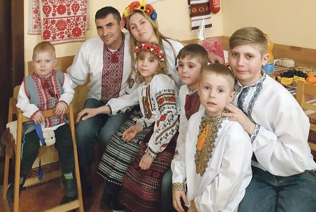 Подружжю, яке повінчалося на Хрещатику під час Помаранчевої революції, Бог подарував п’ятеро дітей