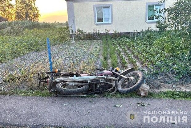 На Волині водій двоколісного зніс огорожу
