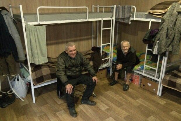Гарячий обід і чиста постіль: як у Луцьку допомагають безхатченкам (Відео)