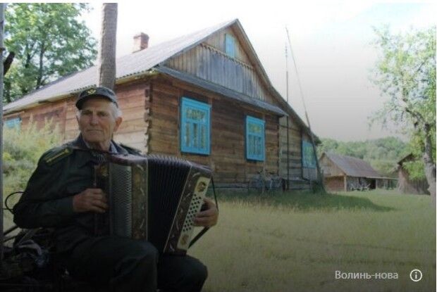 Найстаріший лісівник області прибирає сміття після молодих відпочивальників
