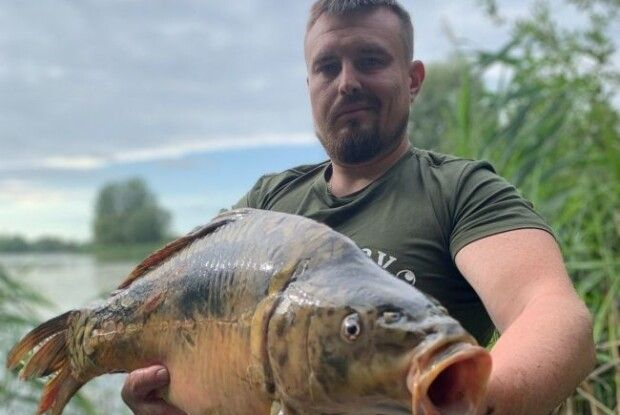 На Рівненщині рибалка спіймав величезного коропа (Фото) 