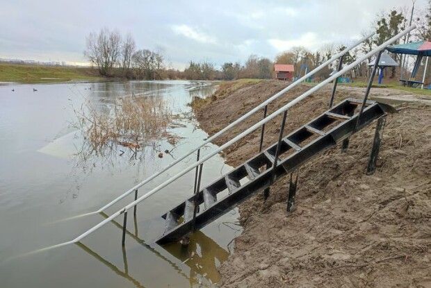 «Пожежна драбина»: у Луцьку «відремонтували» східці до Стиру, після чого вони стали непридатні для використання