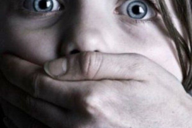 На Хмельниччині до поліції звернулася 18-річна дівчина: стверджує, що протягом останніх семи років її регулярно ґвалтував рідний батько