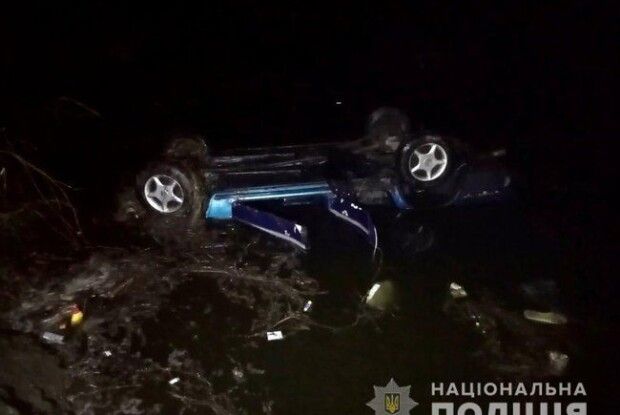 В селі Шукайвода автівка заїхала у ставок: загинули водій та два пасажири