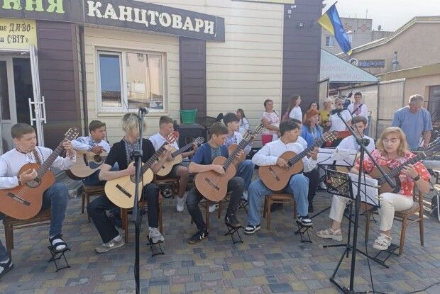 На Волині вихованці музичної школи збирали кошти для Української армії