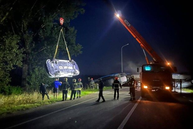 На Волині біля села Колодяжне перекинувся автовоз, що транспортував легкові автомобілі