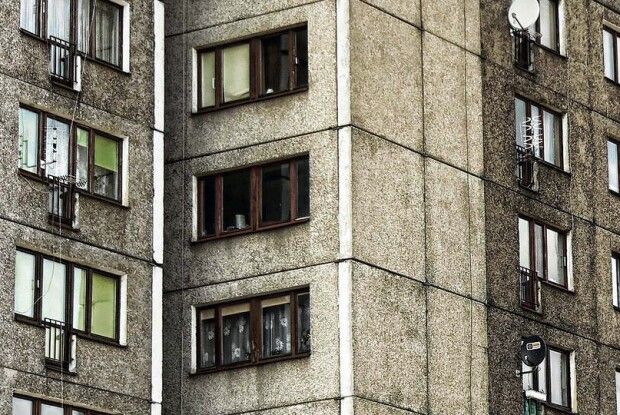 Рівнянин з балкона багатоповерхівки скинув записку з проханням про допомогу (Фото)