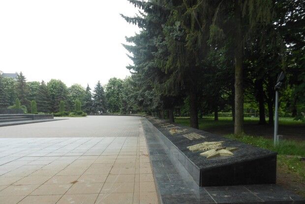 Комунальники наводять лад на меморіальному комплексі у Луцьку