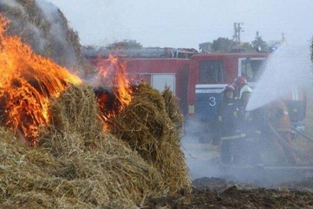 На Волині вогнеборці рятували тюки соломи, які підпалили діти