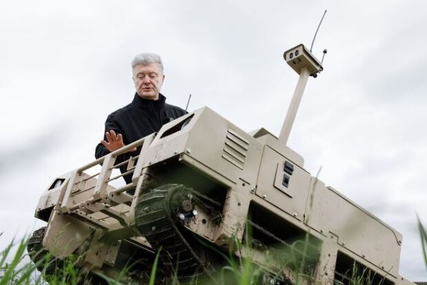 Новий робот може і дрони ворожі знищувати, і снаряди доставляти