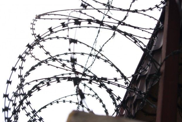 Працівник Луцького СІЗО за винагороду проносив у заборонену зону наркотики