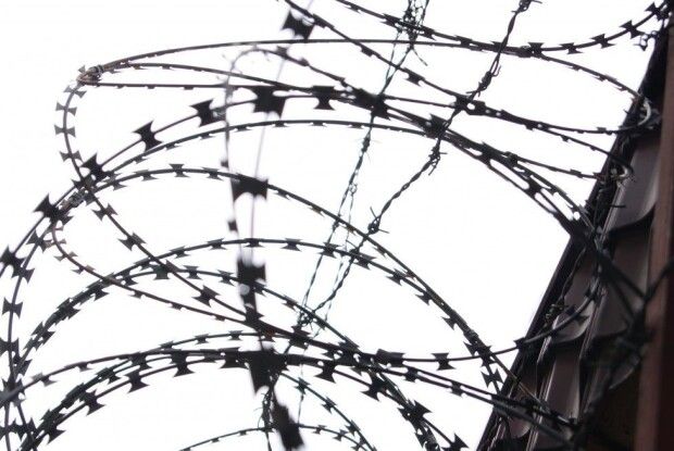 На камеру зняли побиття засудженого у колонії. Прокурори Рівненщини відреагували (Відео)