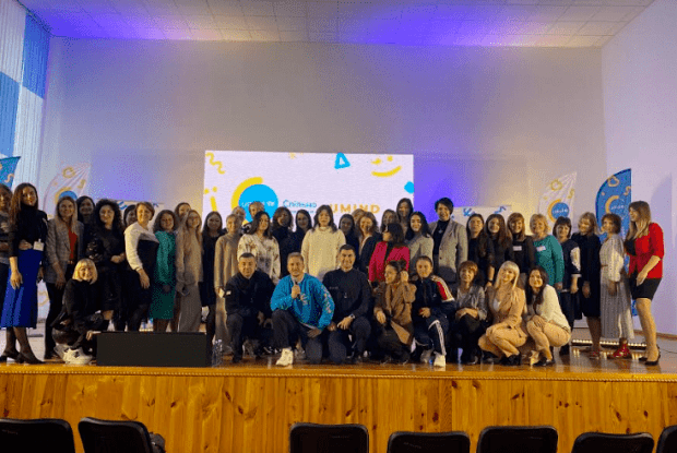 Близько 200 учнів і батьків Луцька зустрілися із телеведучим Олександром Педаном (Фото) 