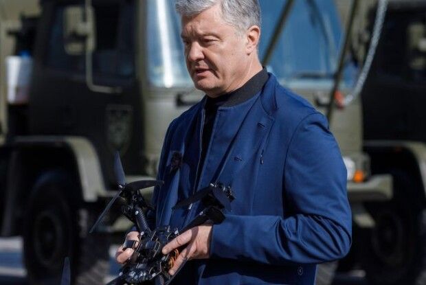 Відео, яке надихає: Порошенко показав, як FPV-дронами, які він передає на фронт, нищать окупантів 