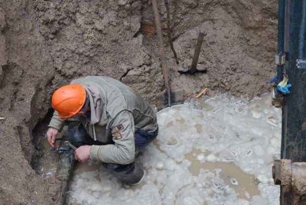 У воді та на морозі: працівники «Володимирводоканалу» ліквідовували складну аварійну ситуацію