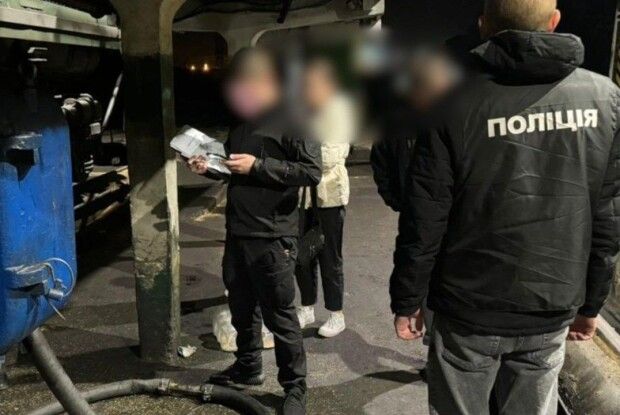 У Тернополі «банда» залізничників тоннами зливала дизпаливо з локомотивів