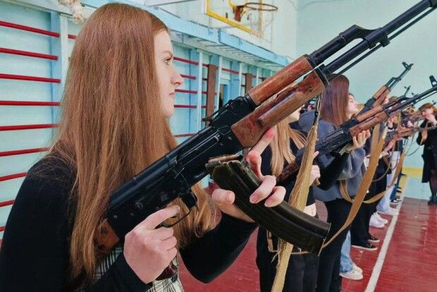 Студенти Луцького фахового коледжу вчилися поводитися зі зброєю (Відео)