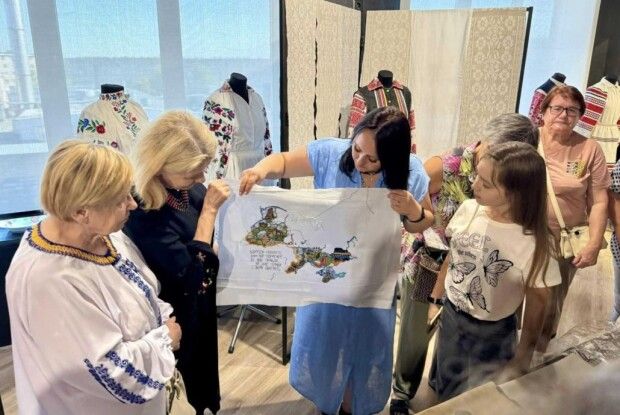 Молода вишивальниця з Волині створює з однолітками унікальну карту України