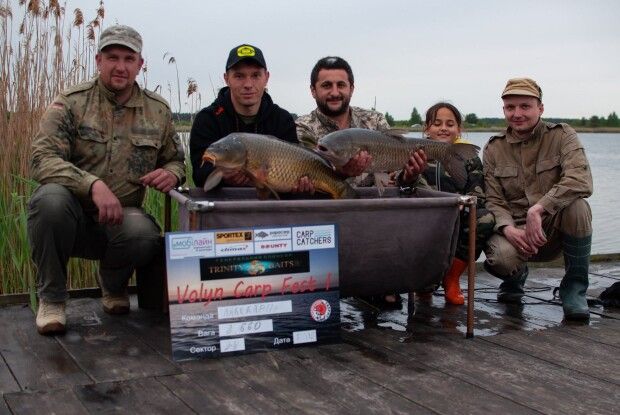На Волині спіймали карпа вагою 15,72 кілограма, назвали його Lucky і... відпустили (Фото)