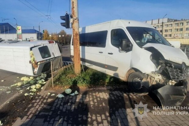 На Волині у результаті потужного зіткнення двох автівок одна з них перекинулася