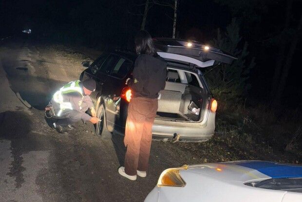 На Волині патрульні темної пори прийшли на допомогу водійці