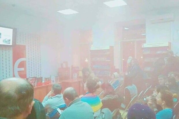 Під час лекції про Голокост у львівській книгарні невідомий кинув димову шашку