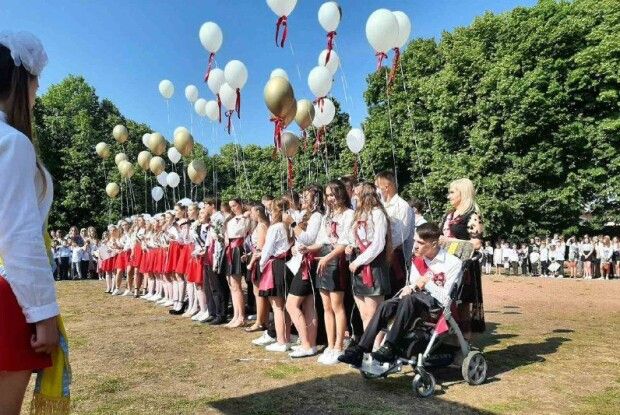 На Волині одинадцятикласник із важкою формою ДЦП закінчив школу із золотою медаллю (Фото)