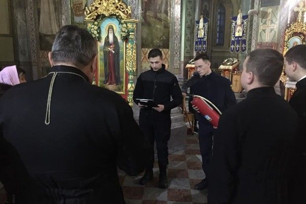 Рівненських священиків та парафіян вчили, як на Різдво не спалити церкву (фото)