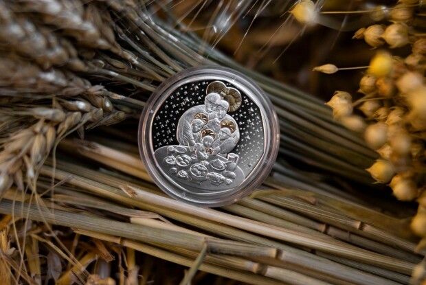 З позолотою: НБУ випустив нову пам'ятну монету «Дух Різдва»