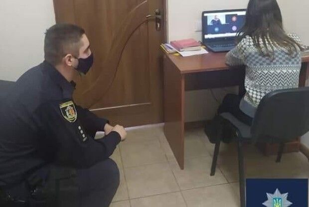 Офіцер громади організував школярці місце для дистанційного навчання у відділку поліції, бо вдома в неї немає інтернету