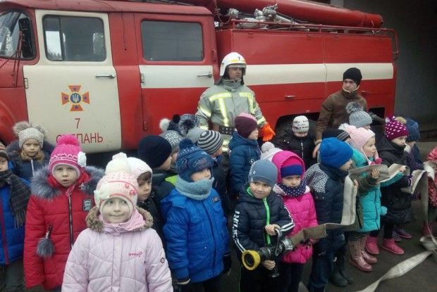 Дітлахи зі Степані вчилися обскубувати хвоста червоному півню (фото)