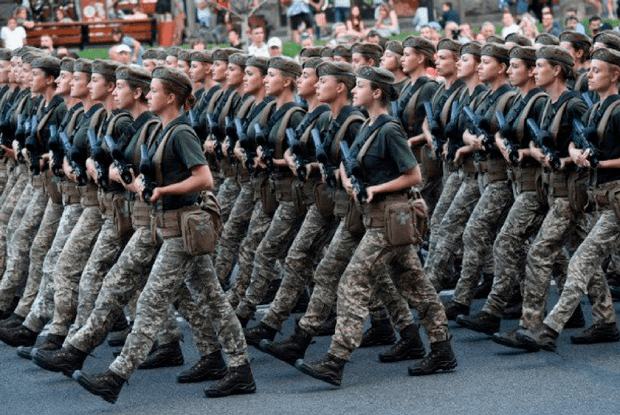 Мінсоцполітики вимагає від Міністерства оборони зняти з жінок-військовослужбовців... взуття на підборах